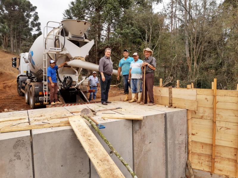 Prefeito visita obra da ponte sobre a nascente do Rio Bandeira